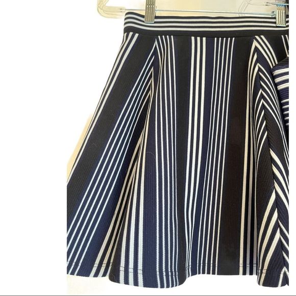 H&M 2 piece outfit. Shirt and skirt navy blue and white - Picture 5 of 16